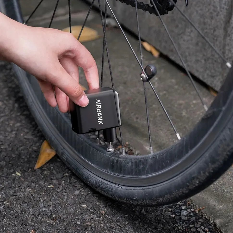 AIRBANK - akku-betriebene Taschen-Luftpumpe für Rennrad und Gravelbike mit bis zu 7 bar Leistung
