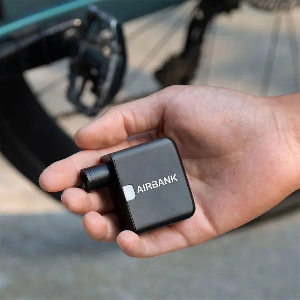 AIRBANK - akku-betriebene Taschen-Luftpumpe für Rennrad und Gravelbike mit bis zu 7 bar Leistung