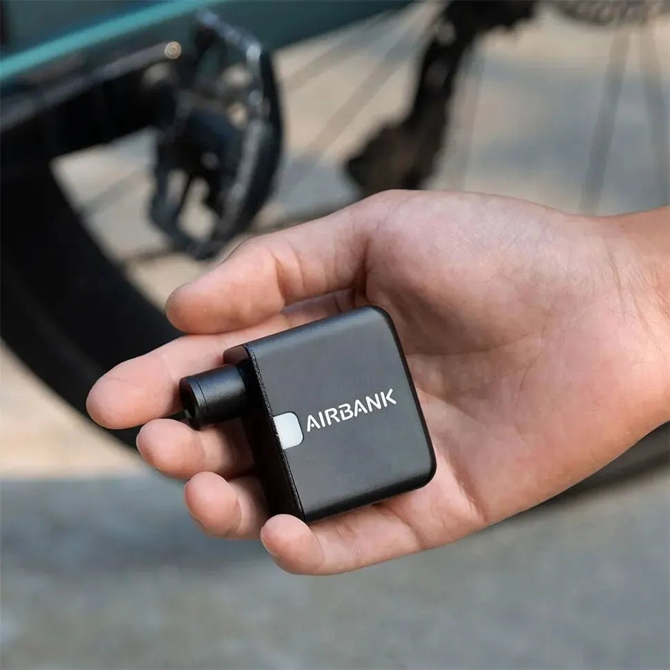 AIRBANK - akku-betriebene Taschen-Luftpumpe für Rennrad und Gravelbike mit bis zu 7 bar Leistung