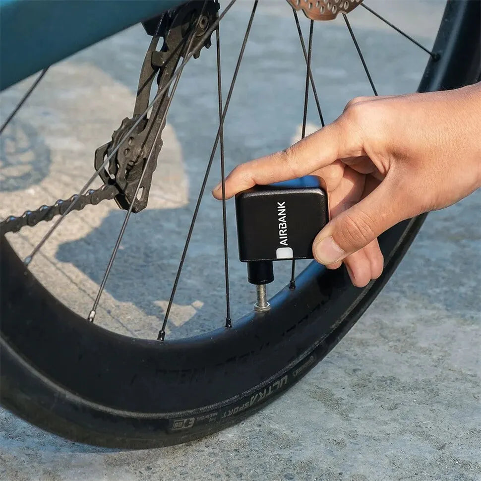 AIRBANK - akku-betriebene Taschen-Luftpumpe für Rennrad und Gravelbike mit bis zu 7 bar Leistung